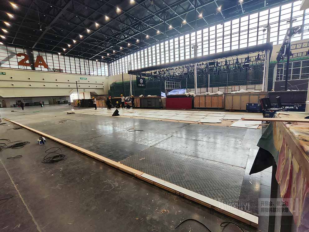 鄭州地臺(tái)租賃廠家?guī)ガF(xiàn)場(chǎng)，看車展活動(dòng)地臺(tái)是如何布置的