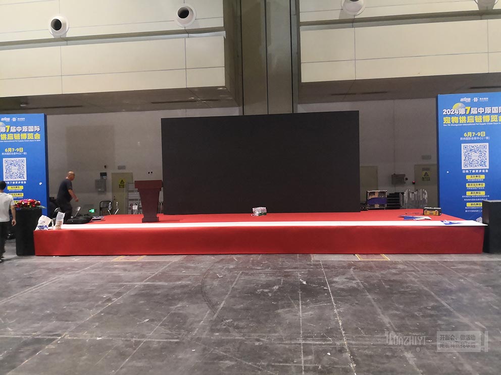 鄭州鋁合金舞臺出租搭建助力寵物展現(xiàn)場,正在施工