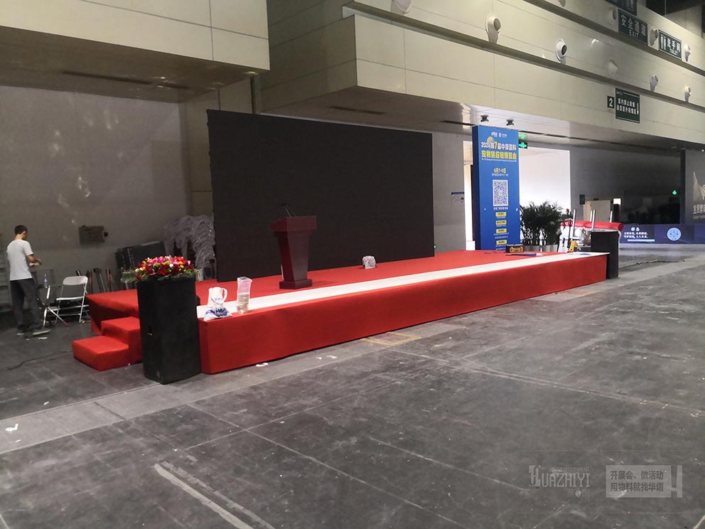 鄭州鋁合金舞臺出租搭建助力寵物展現(xiàn)場,正在施工