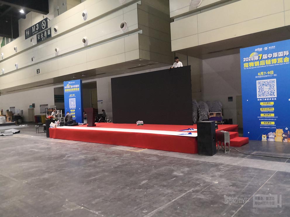 鄭州鋁合金舞臺出租搭建助力寵物展現(xiàn)場,正在施工