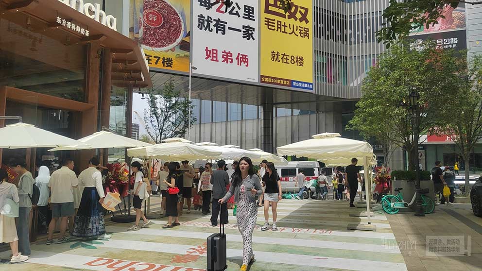 鄭州單邊傘租賃助力正弘城茶飲活動(dòng)，防曬又美觀