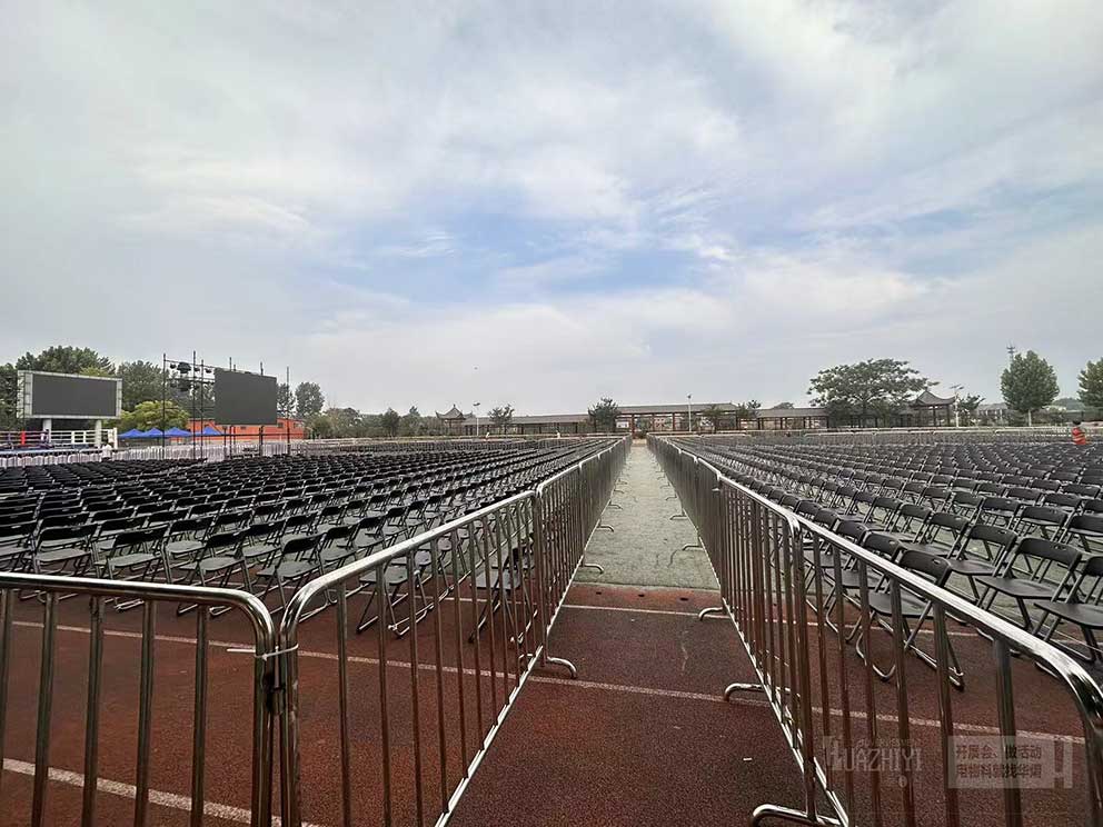 鄭州鐵馬護(hù)欄租賃廠家布置武林風(fēng)現(xiàn)場