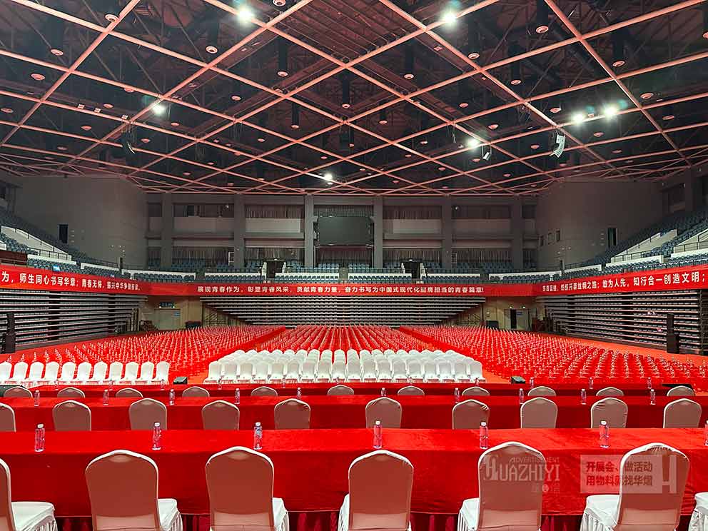 紅色桌椅出租用在畢業(yè)典禮上很合適