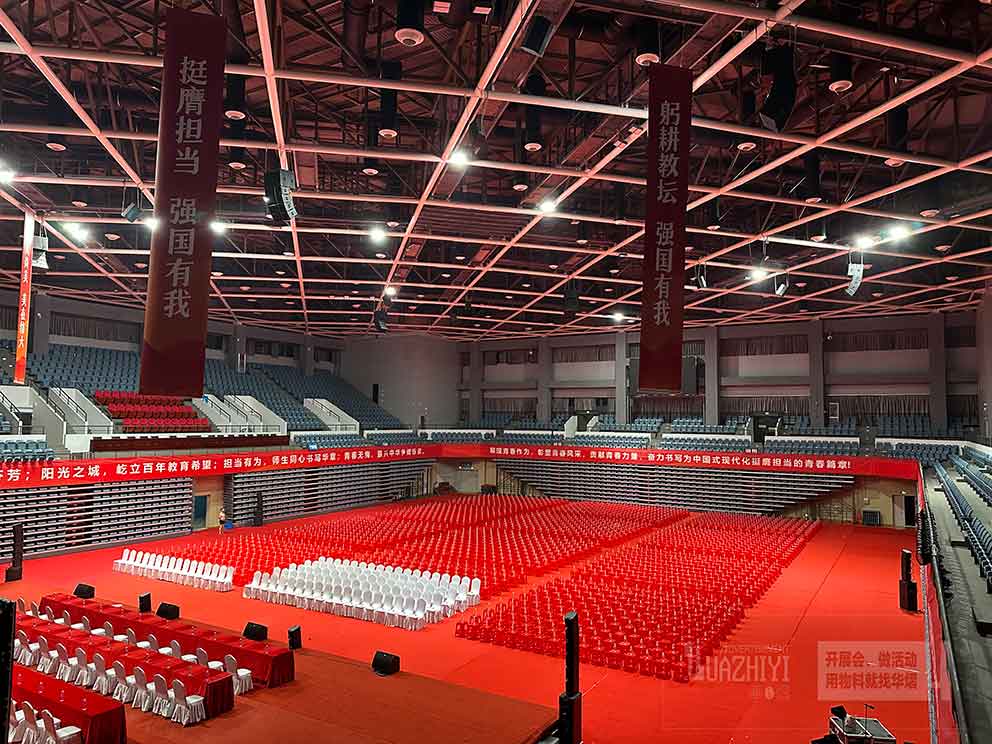 紅色桌椅出租用在畢業(yè)典禮上很合適