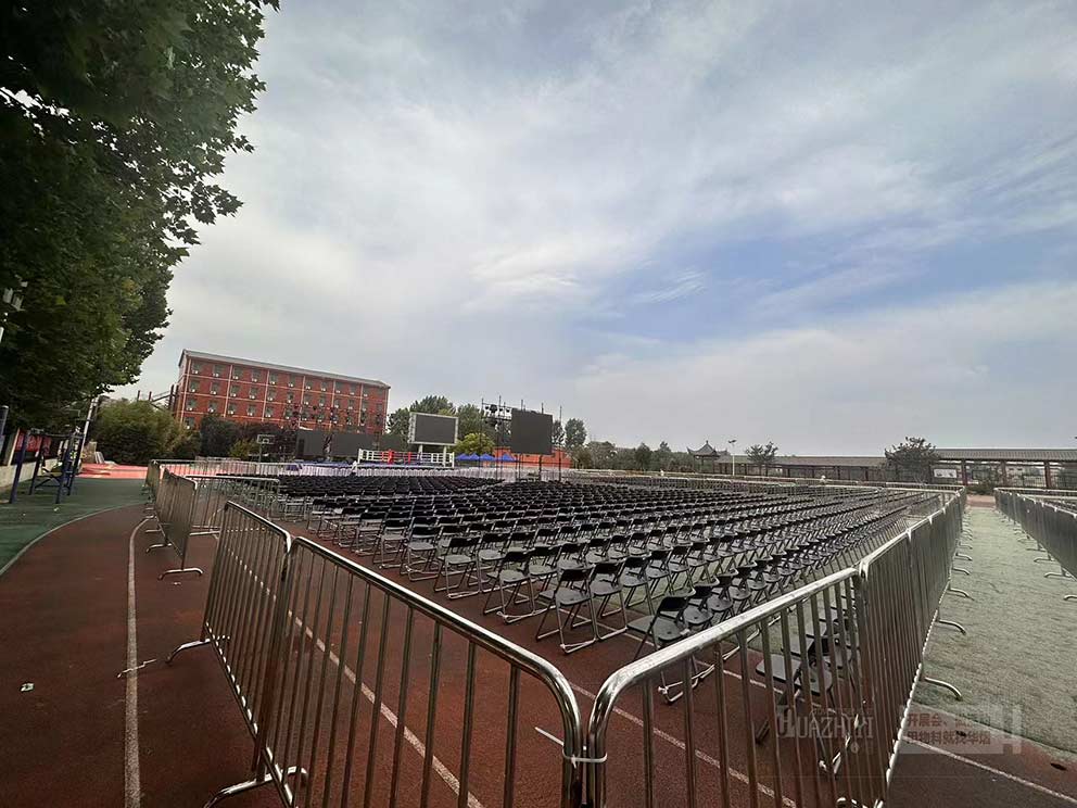 鄭州鐵馬護(hù)欄租賃廠家布置武林風(fēng)現(xiàn)場