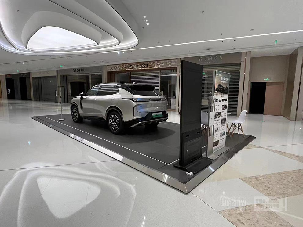 鄭州地臺(tái)出租廠家搭建了臨時(shí)車展的全套物料，讓您省心省力