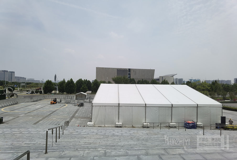 鄭州篷房租賃搭建了一座氣勢恢宏的安檢篷房