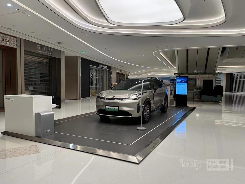 鄭州地臺(tái)出租廠家搭建了臨時(shí)車展的全套物料，讓您省心省力