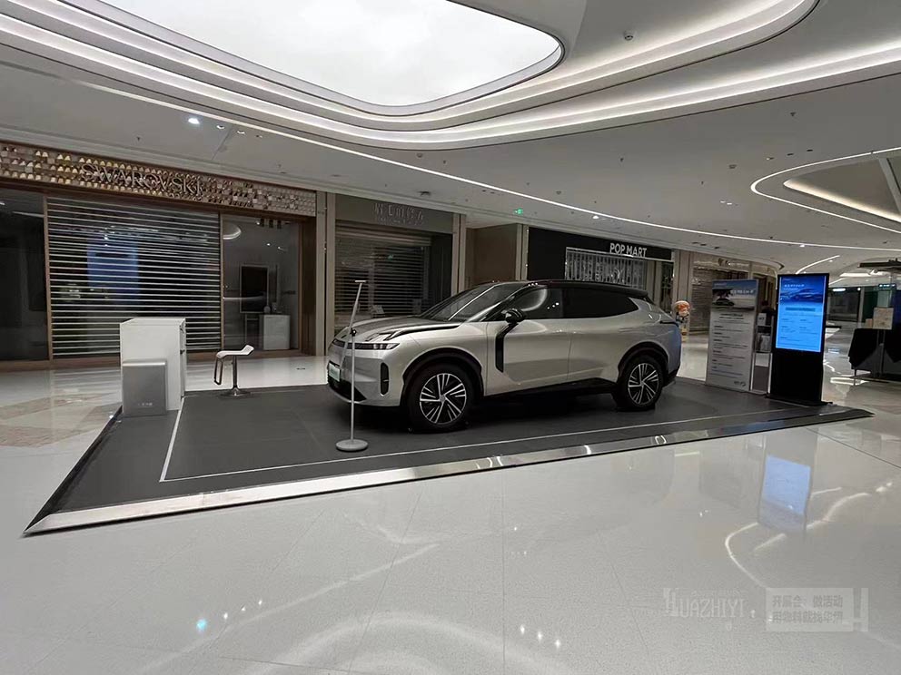 鄭州地臺(tái)出租廠家搭建了臨時(shí)車展的全套物料，讓您省心省力