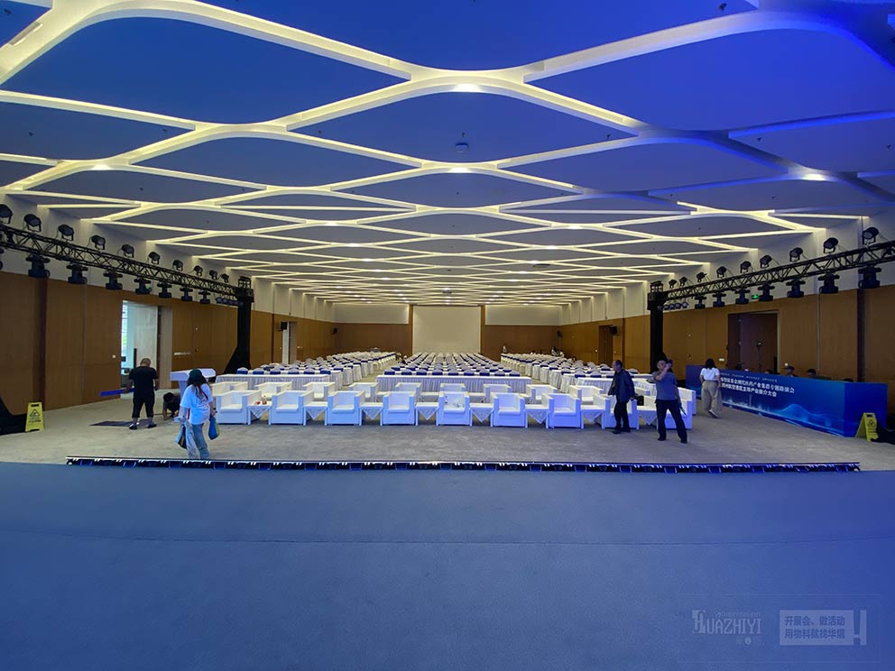 鄭州沙發(fā)出租廠家可以提供各種款式沙發(fā)和桌椅