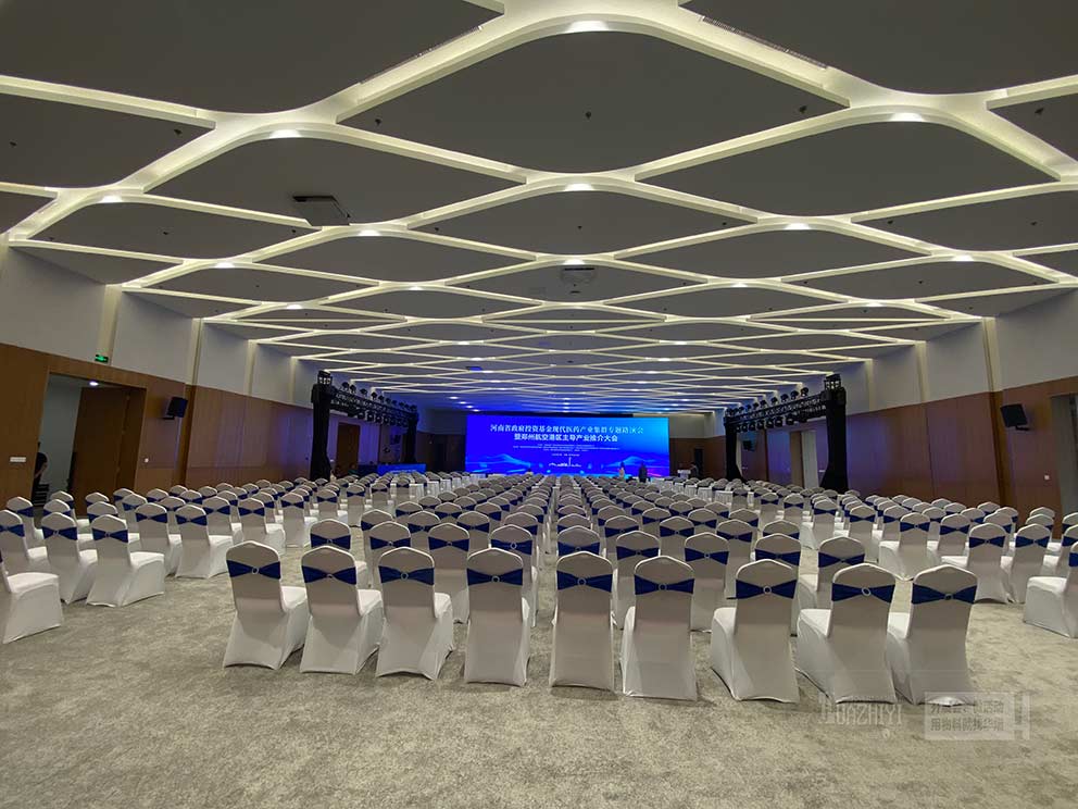 鄭州沙發(fā)出租廠家可以提供各種款式沙發(fā)和桌椅