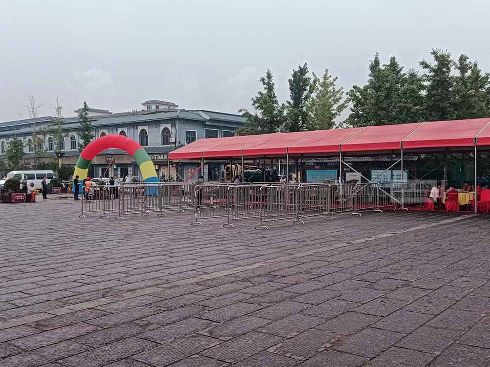 鄭州鐵馬護欄出租提供登封文化節(jié)現(xiàn)場護欄