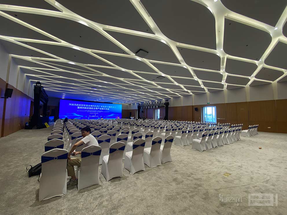 鄭州沙發(fā)出租廠家可以提供各種款式沙發(fā)和桌椅