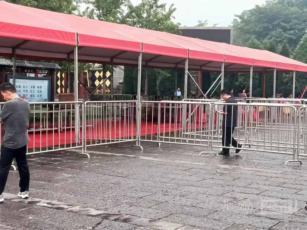 鄭州鐵馬護欄出租提供登封文化節(jié)現(xiàn)場護欄