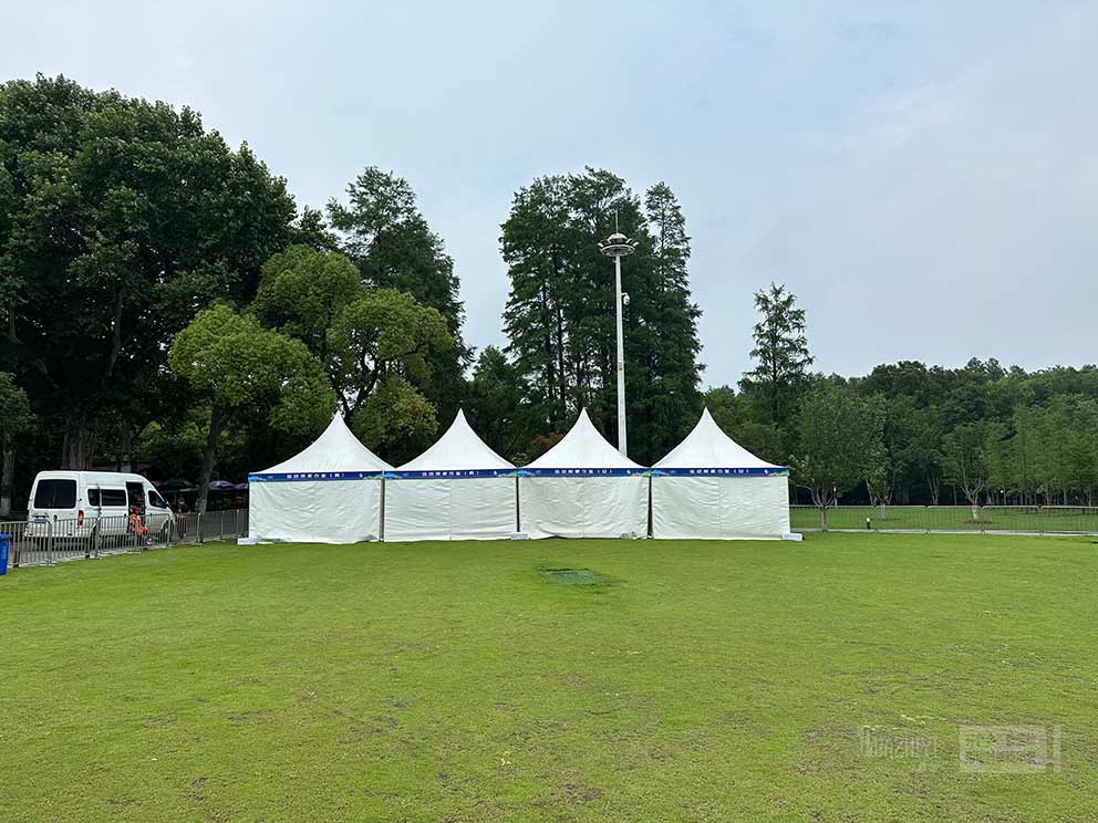 鄭州尖頂篷房出租還可以搭建在草地上，清新美觀