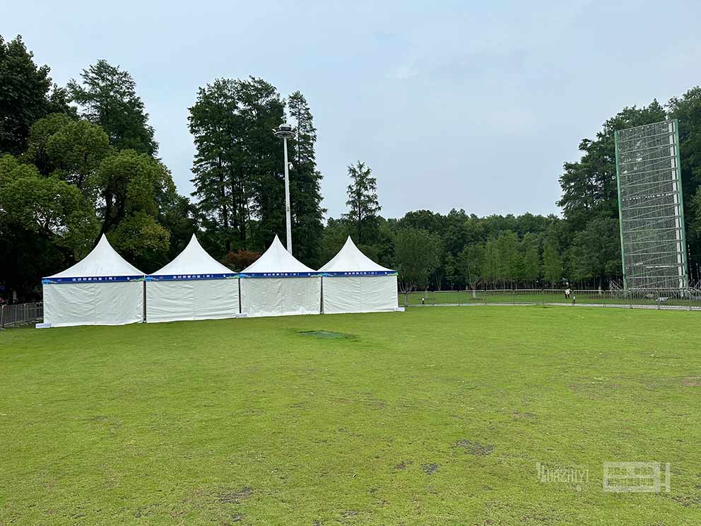 鄭州尖頂篷房出租還可以搭建在草地上，清新美觀