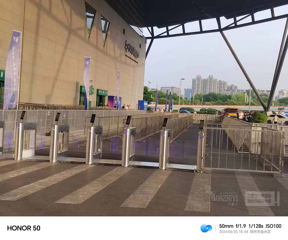 鄭州鐵馬護(hù)欄租賃廠家布置現(xiàn)場的注意事項(xiàng)講解