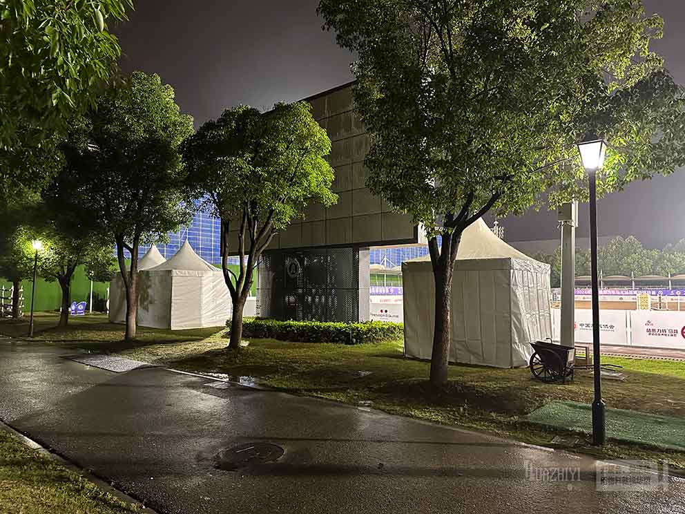 鄭州篷房租賃廠家提供了馬術(shù)障礙賽現(xiàn)場的一座座尖頂篷房