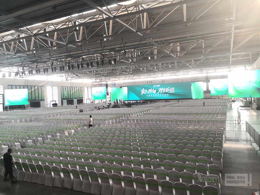 鄭州桌椅出租廠家是這樣布置發(fā)布會(huì)現(xiàn)場(chǎng)的