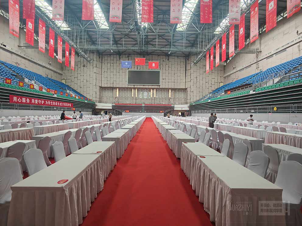 2024“挑戰(zhàn)杯”河南大學生創(chuàng)業(yè)計劃競賽現(xiàn)場的桌椅由鄭州桌椅租賃廠家提供