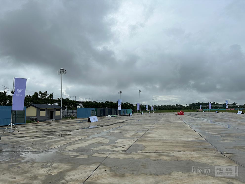 哪吒汽車(chē)試駕會(huì)現(xiàn)場(chǎng)使用了鄭州華熠道旗租賃