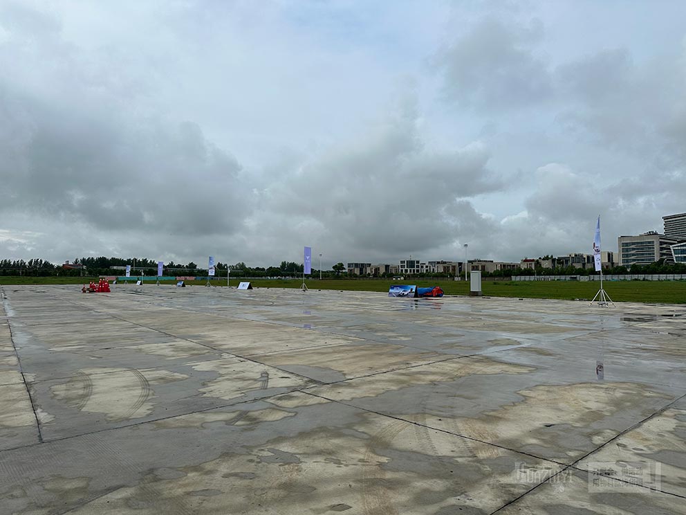 哪吒汽車(chē)試駕會(huì)現(xiàn)場(chǎng)使用了鄭州華熠道旗租賃