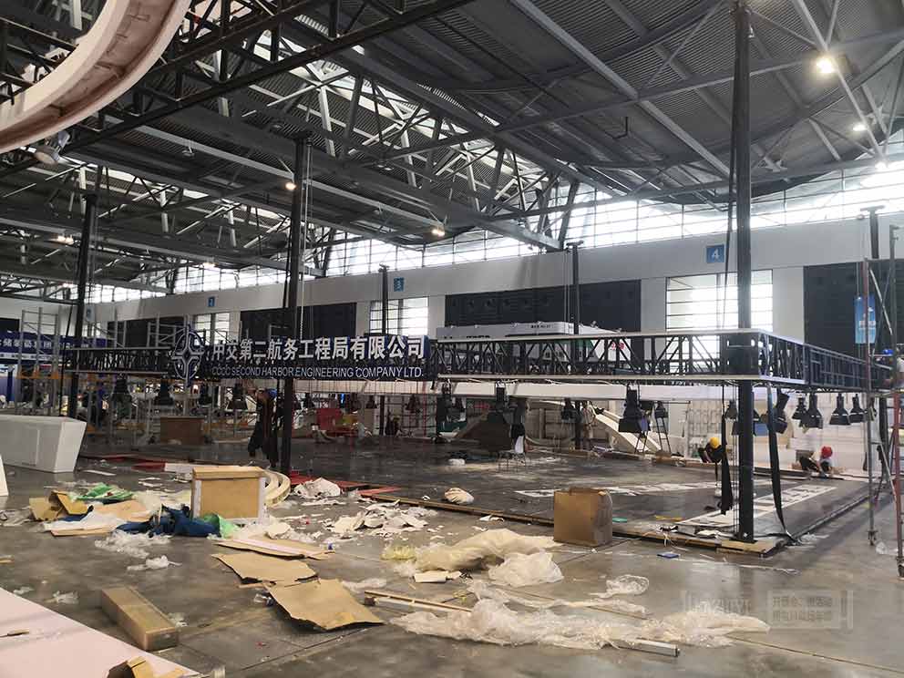 鄭州舞臺出租廠家正在鋪設中原國際會展中心地臺現場