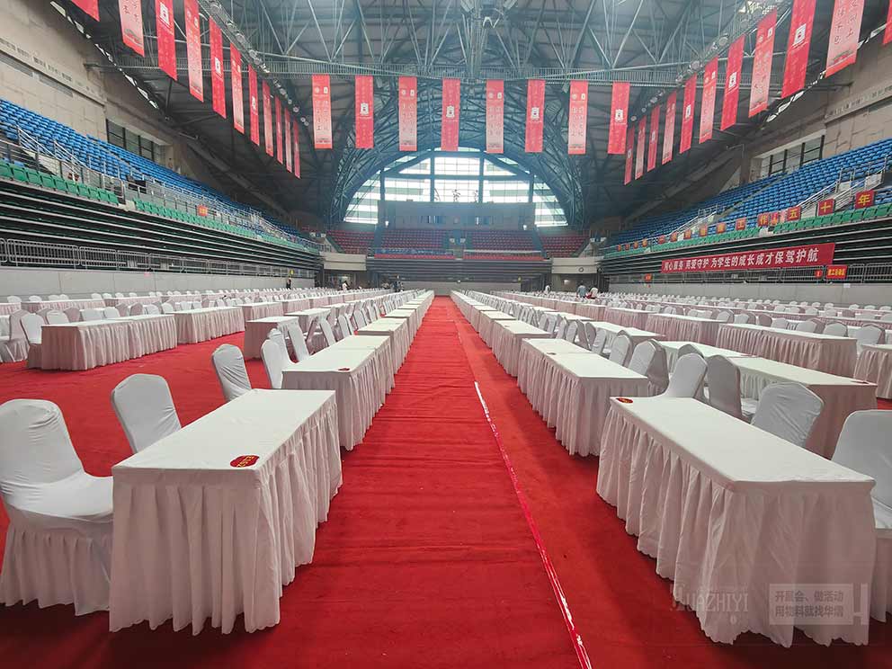 2024“挑戰(zhàn)杯”河南大學生創(chuàng)業(yè)計劃競賽現(xiàn)場的桌椅由鄭州桌椅租賃廠家提供