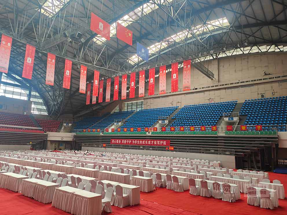 2024“挑戰(zhàn)杯”河南大學生創(chuàng)業(yè)計劃競賽現(xiàn)場的桌椅由鄭州桌椅租賃廠家提供