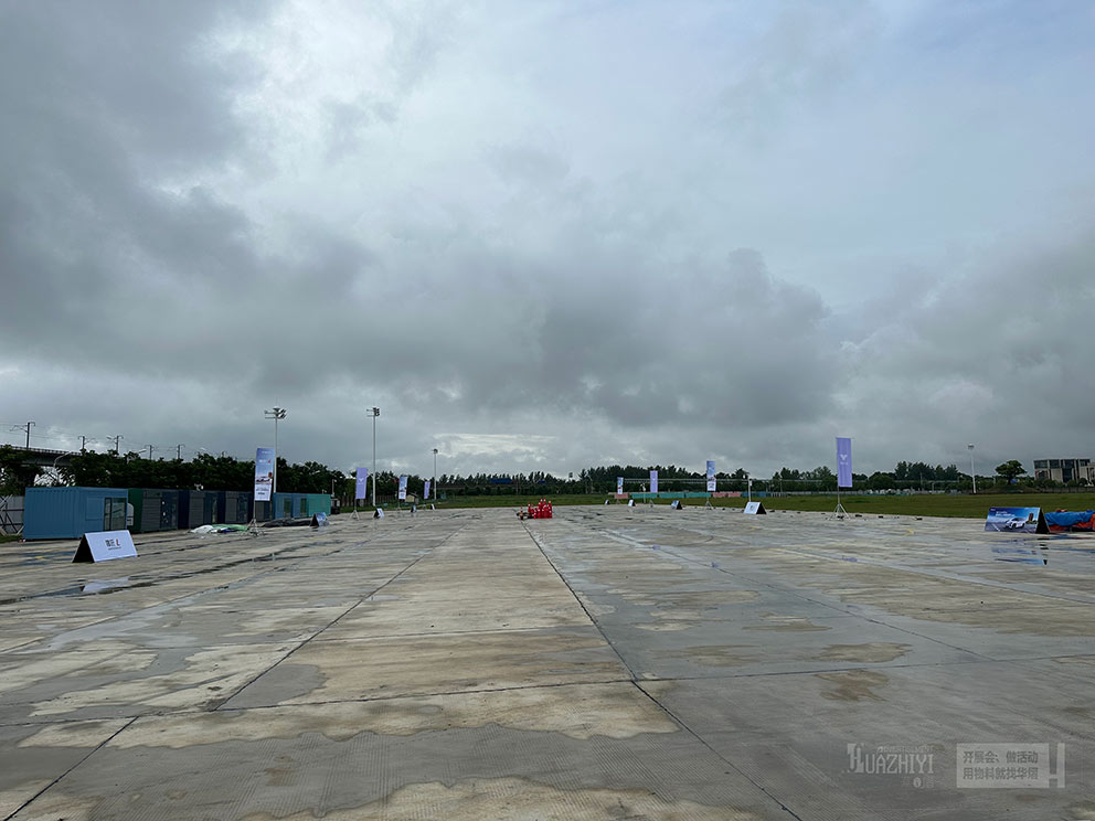 哪吒汽車(chē)試駕會(huì)現(xiàn)場(chǎng)使用了鄭州華熠道旗租賃