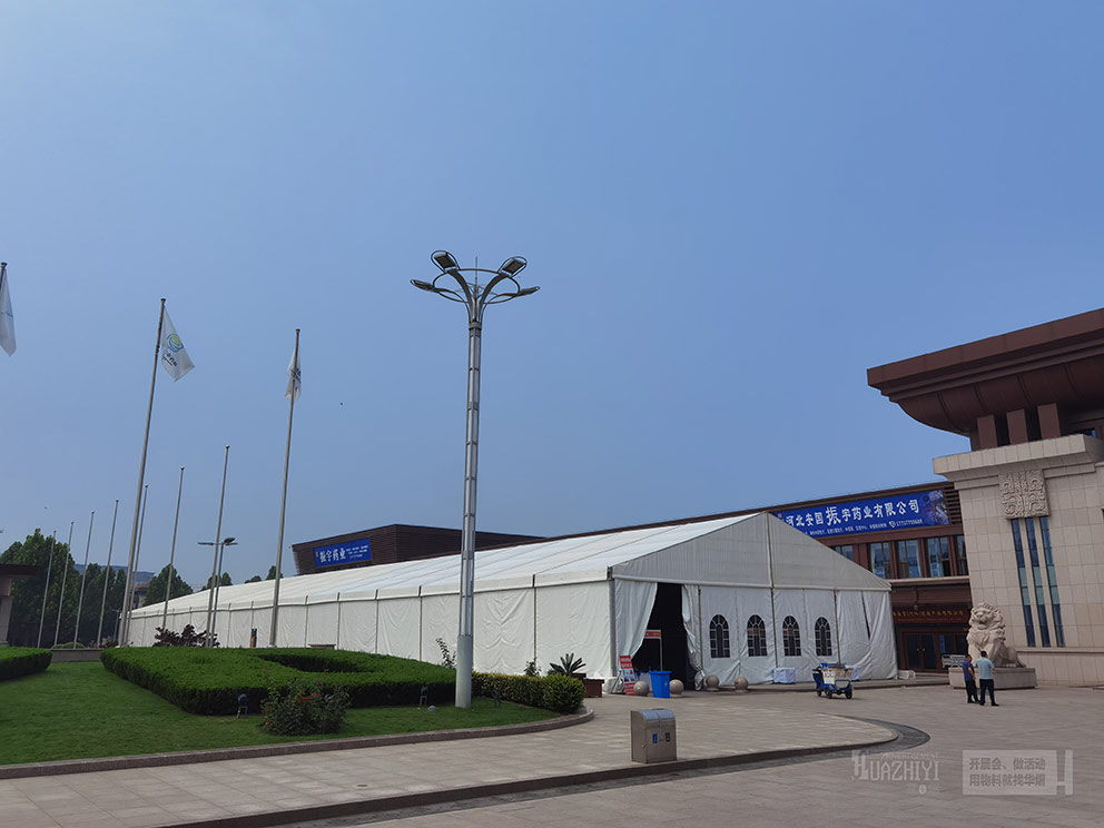 鄭州篷房出租廠家此次搭建了安國(guó)市中醫(yī)藥展展銷會(huì)大跨度篷房