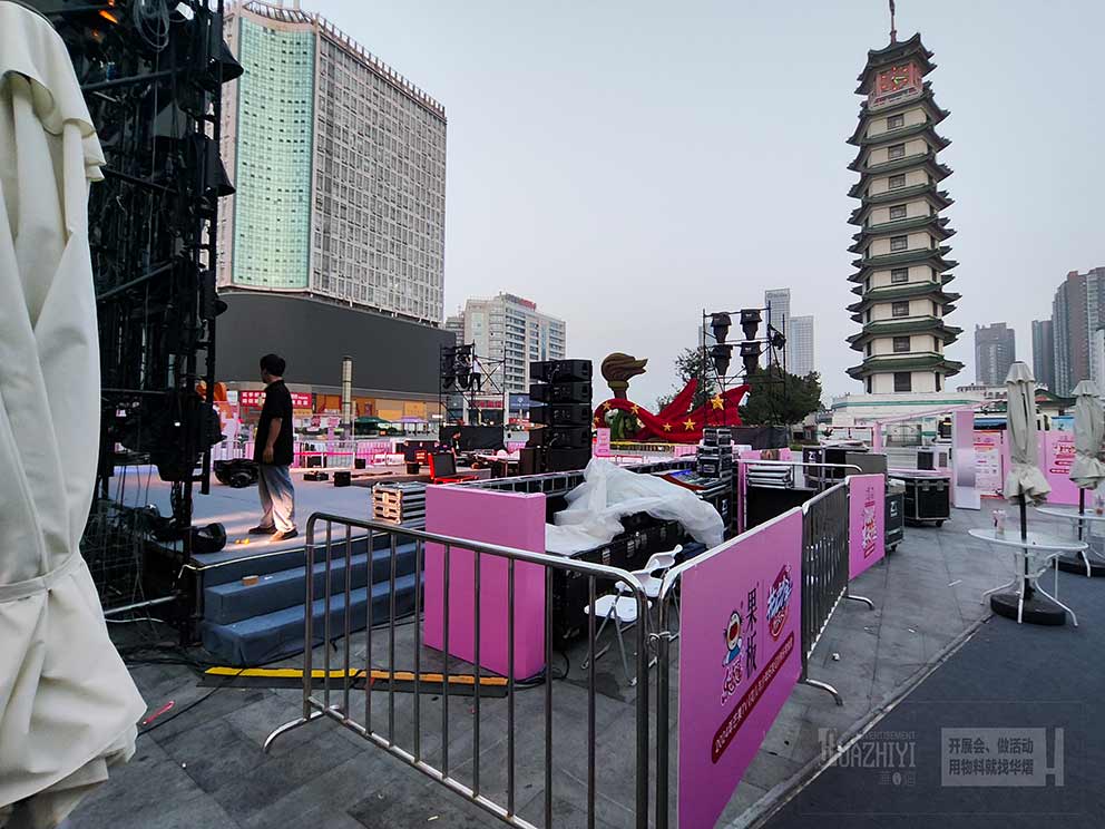 鄭州鐵馬護(hù)欄租賃廠家助力零食快閃活動，打造安全有序現(xiàn)場