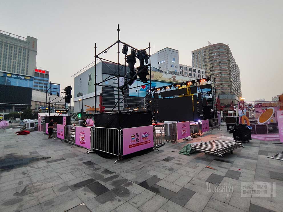 鄭州鐵馬護(hù)欄租賃廠家助力零食快閃活動，打造安全有序現(xiàn)場