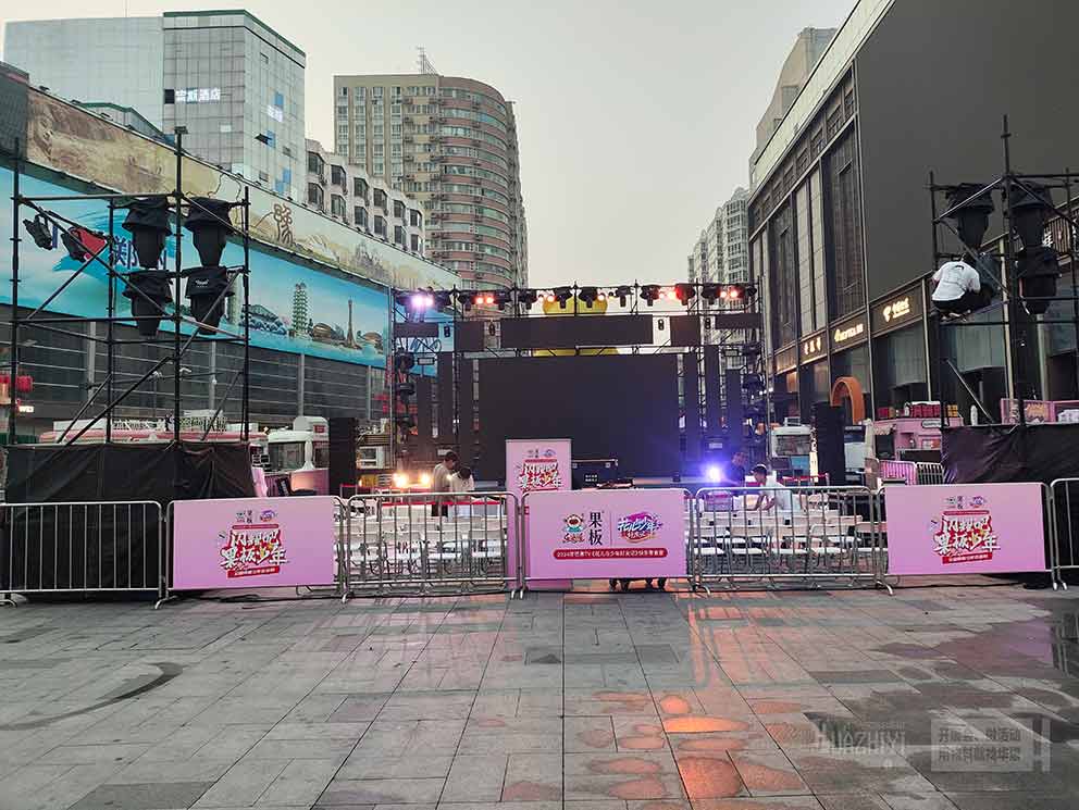 鄭州鐵馬護(hù)欄租賃廠家助力零食快閃活動，打造安全有序現(xiàn)場