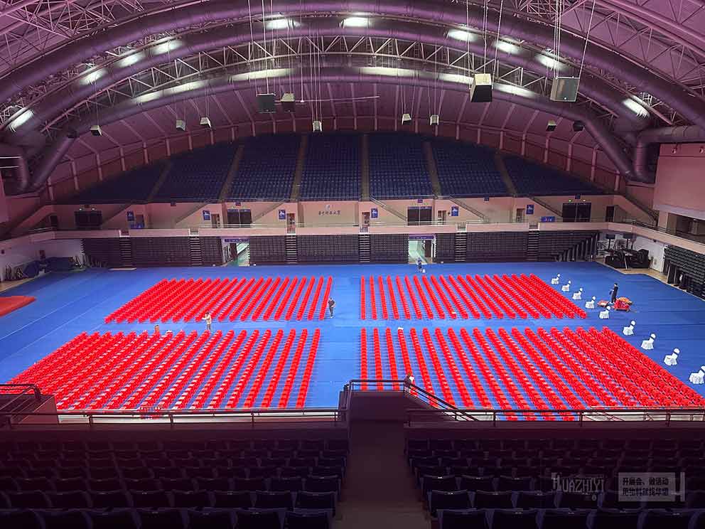 鄭州桌椅出租廠家布置臨時會場現(xiàn)場，紅色塑料凳整齊劃一