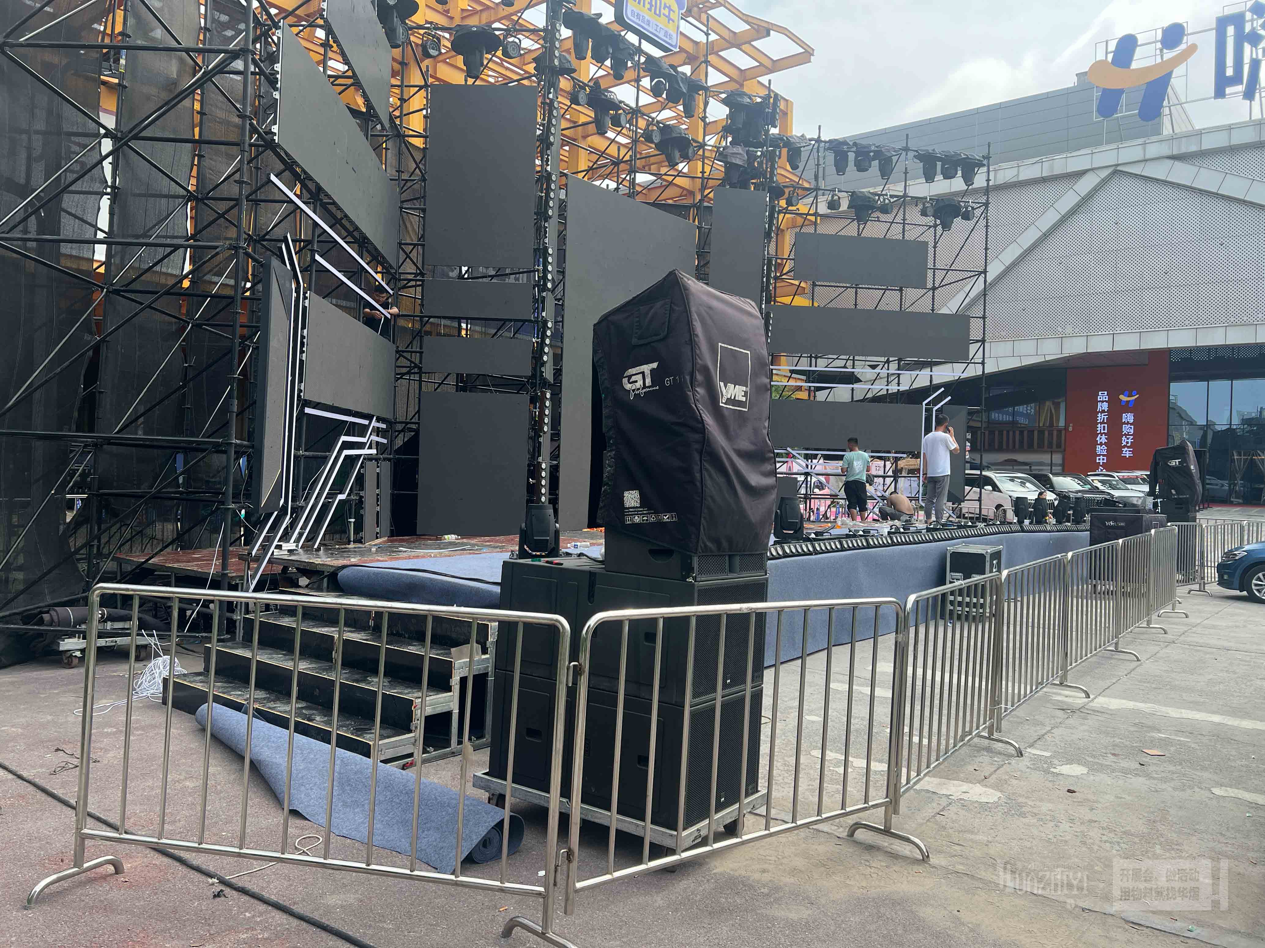 鄭州折扣牛夏日音樂節(jié)租賃了華熠的鐵馬護(hù)欄