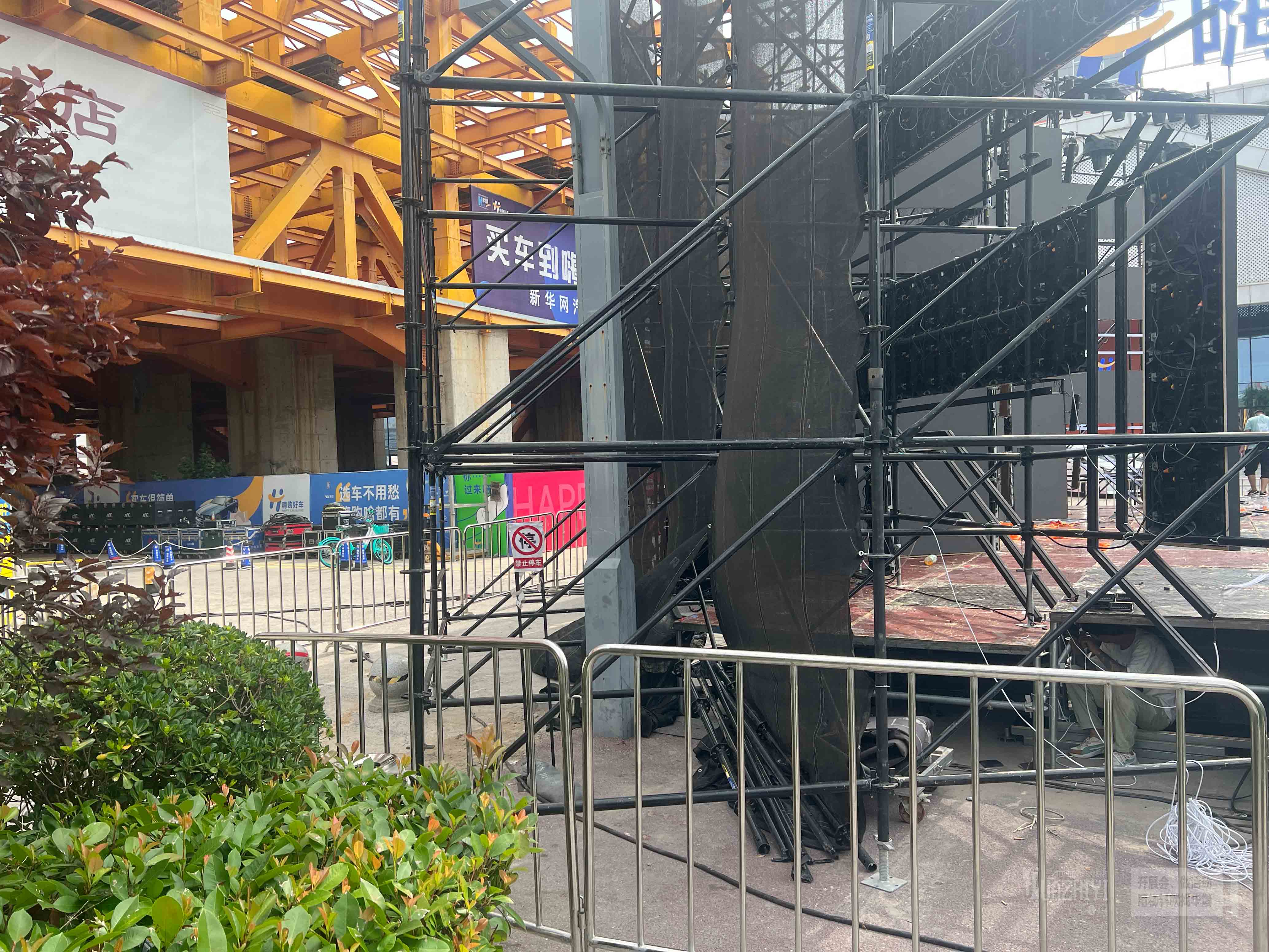 鄭州折扣牛夏日音樂節(jié)租賃了華熠的鐵馬護(hù)欄