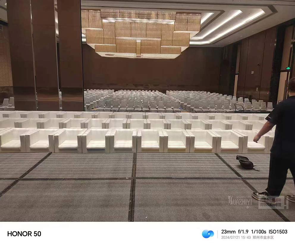 鄭州沙發(fā)租賃廠家布置活動(dòng)現(xiàn)場—白色皮質(zhì)沙發(fā)盡顯質(zhì)感