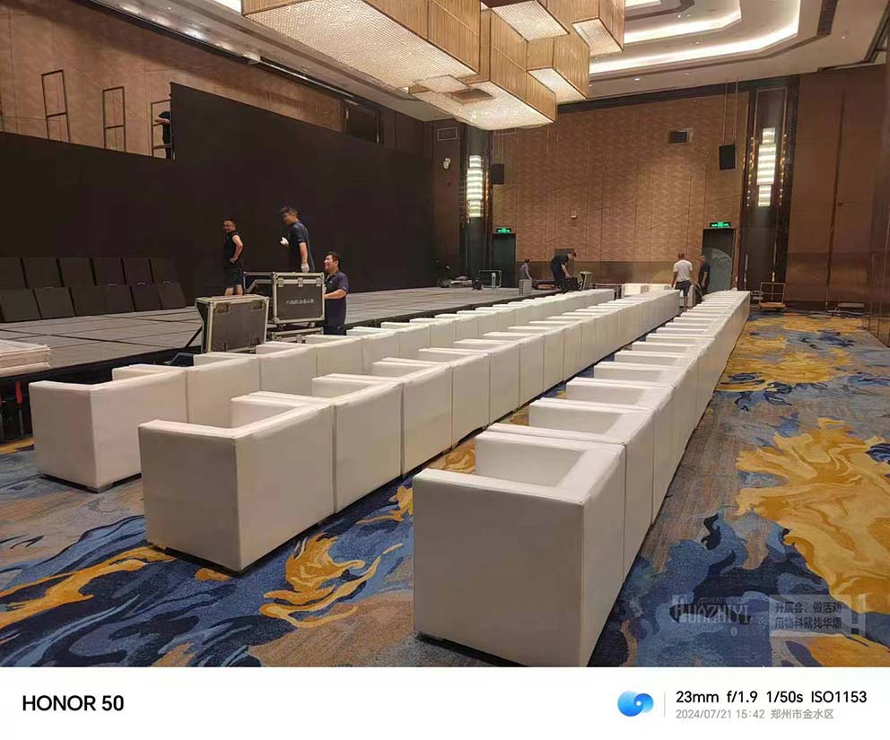 鄭州沙發(fā)租賃廠家布置活動(dòng)現(xiàn)場—白色皮質(zhì)沙發(fā)盡顯質(zhì)感