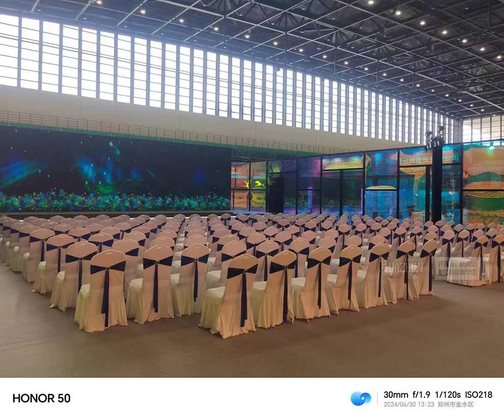 會(huì)展中心直拍整整齊齊的臨時(shí)桌椅租賃新風(fēng)貌