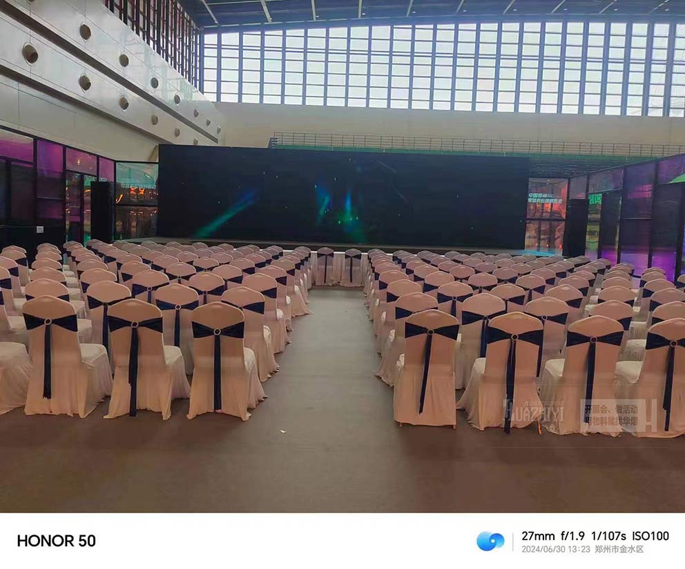 會(huì)展中心直拍整整齊齊的臨時(shí)桌椅租賃新風(fēng)貌