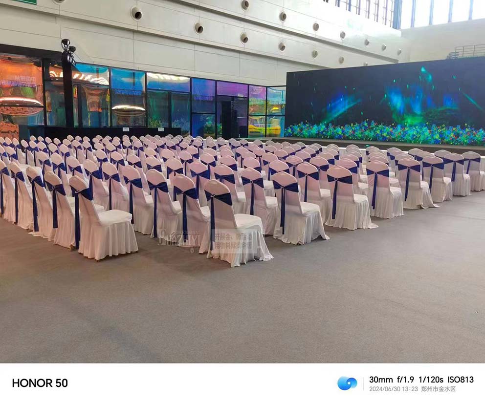 會(huì)展中心直拍整整齊齊的臨時(shí)桌椅租賃新風(fēng)貌