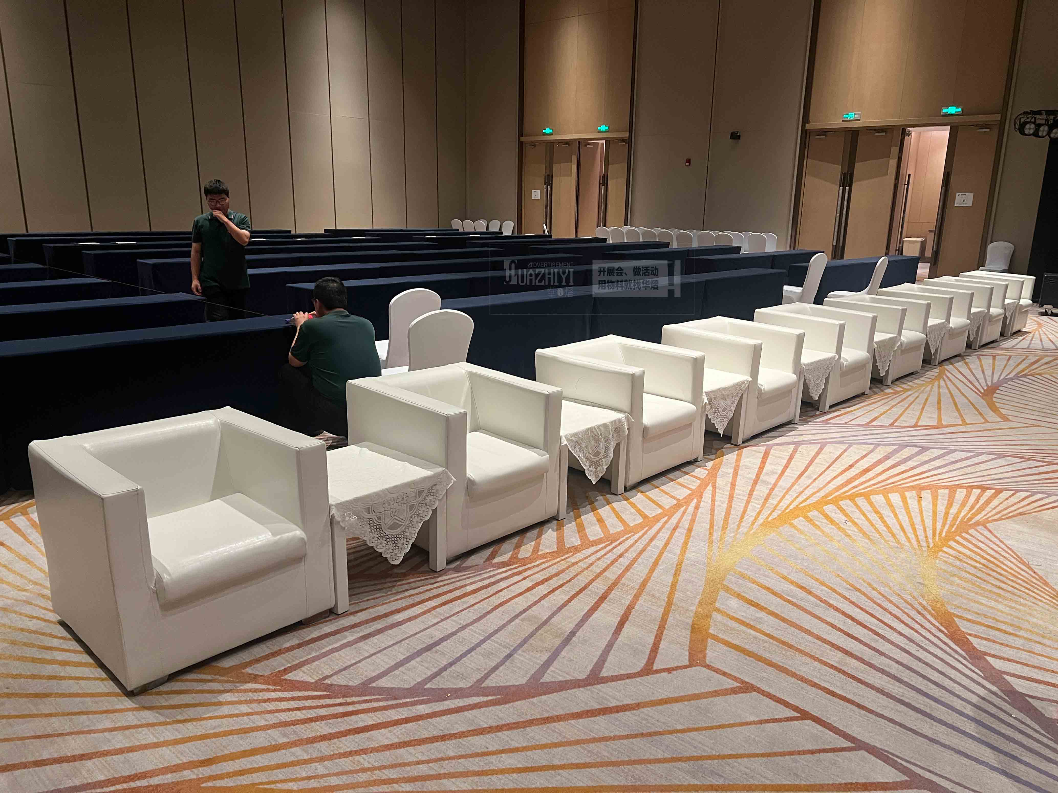 洛陽(yáng)沙發(fā)租賃廠家：以白色皮質(zhì)沙發(fā)點(diǎn)亮酒店會(huì)議廳