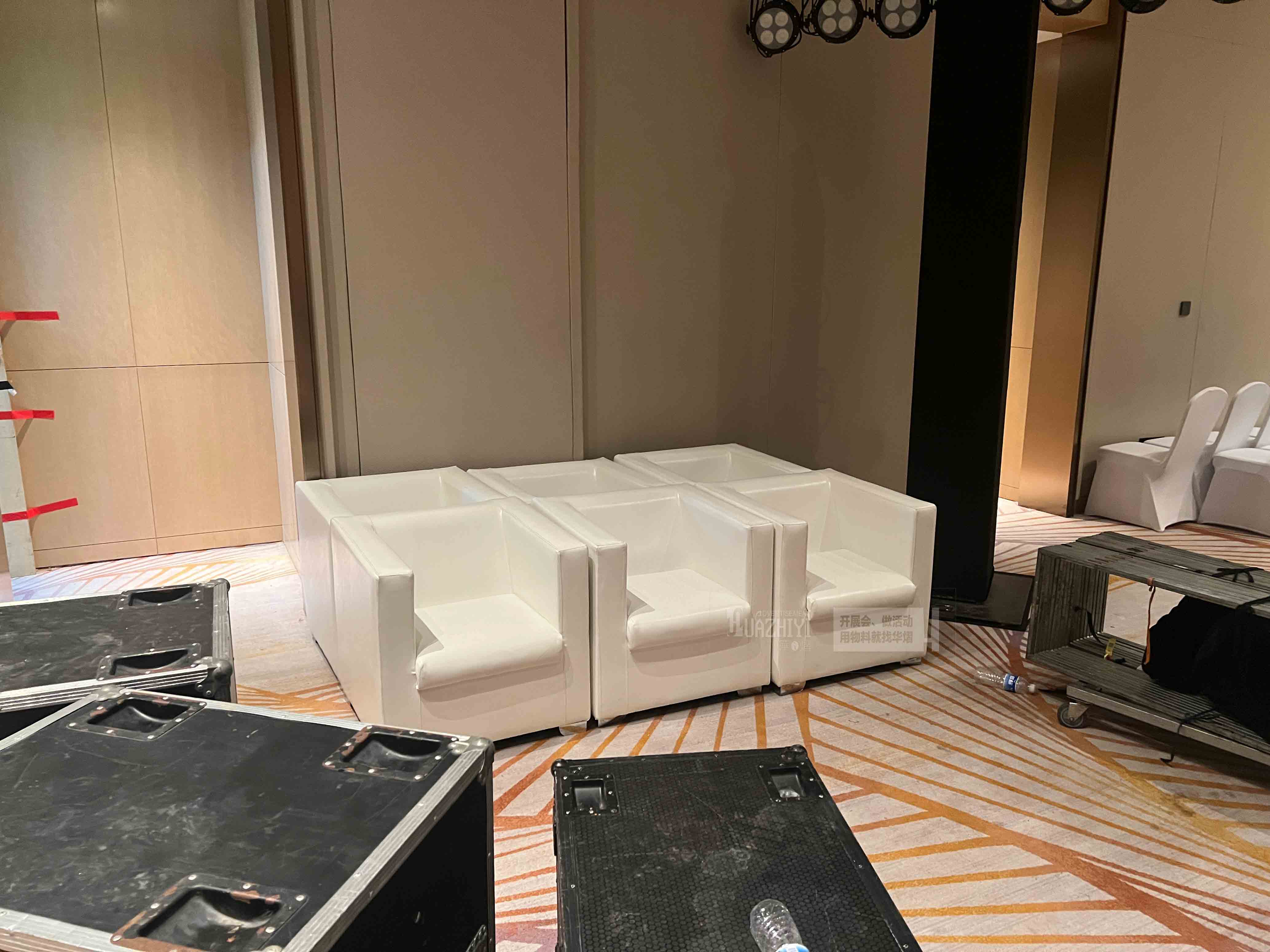 洛陽(yáng)沙發(fā)租賃廠家：以白色皮質(zhì)沙發(fā)點(diǎn)亮酒店會(huì)議廳