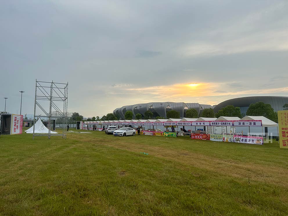 洛陽篷房租賃廠家助力宜昌音樂節(jié)，專業(yè)搭建攤位帳篷