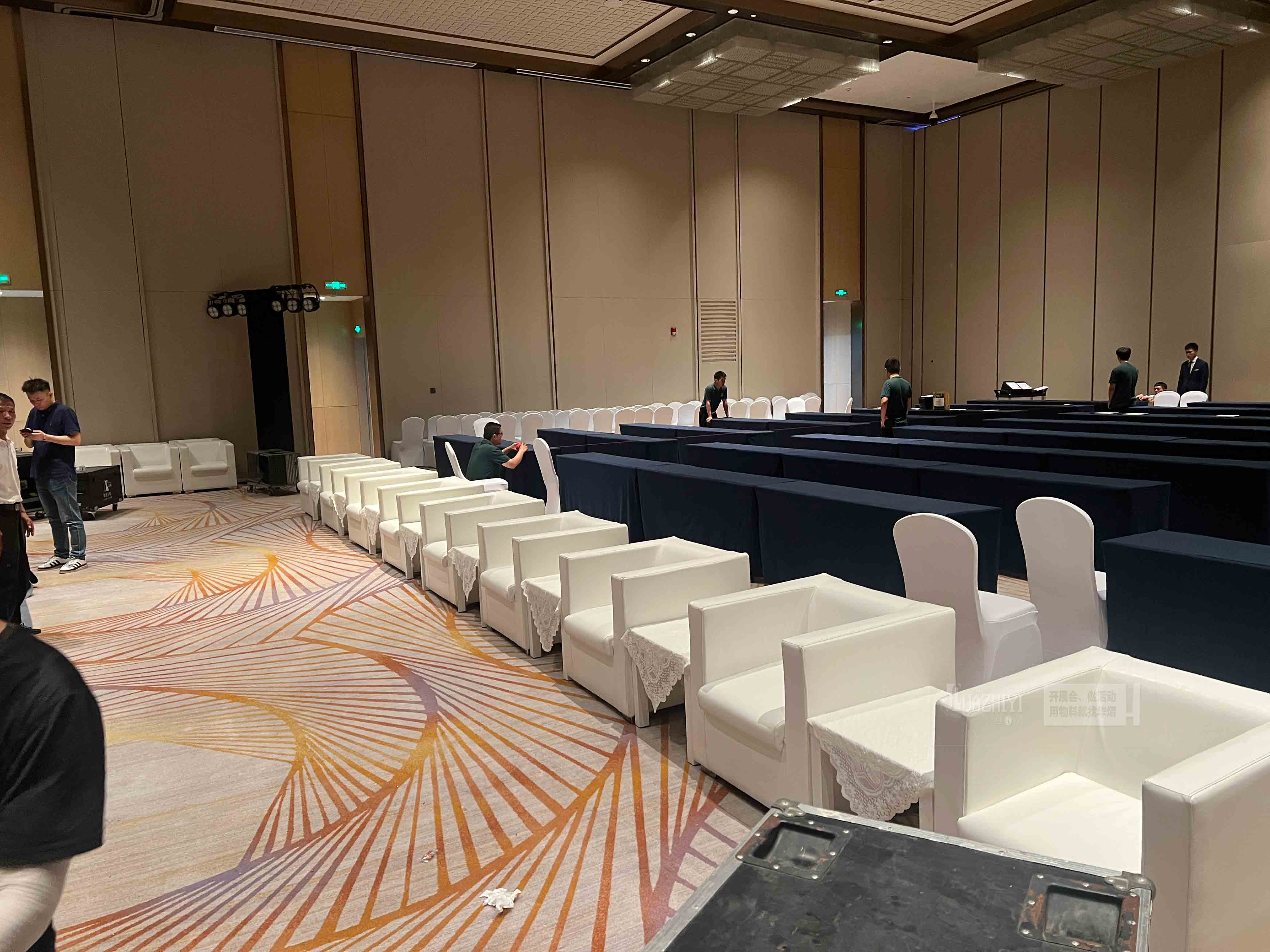 洛陽(yáng)沙發(fā)租賃廠家：以白色皮質(zhì)沙發(fā)點(diǎn)亮酒店會(huì)議廳