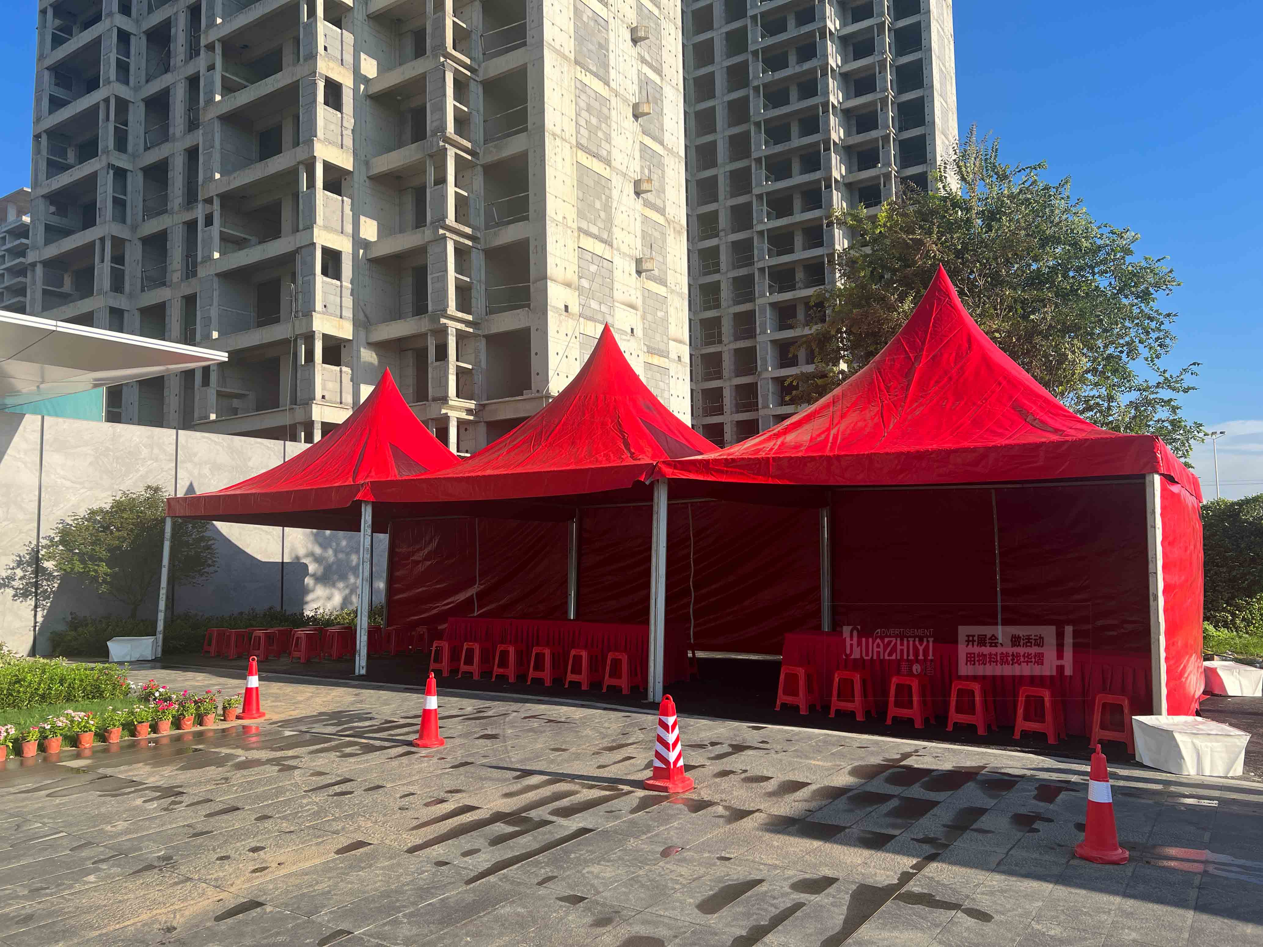 洛陽篷房出租紅色尖頂篷房璀璨亮相，為活動增添一抹亮色