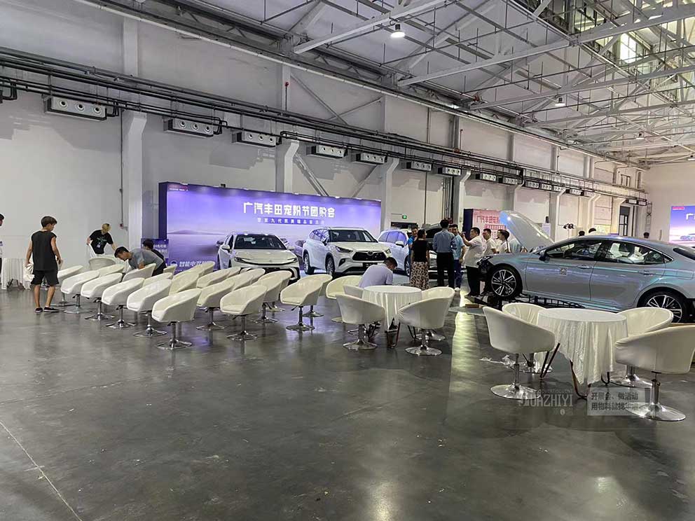 鄭州桌椅出租提供的旋轉(zhuǎn)沙發(fā)椅干干凈凈,十分好看