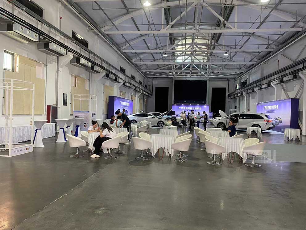 鄭州桌椅出租提供的旋轉(zhuǎn)沙發(fā)椅干干凈凈,十分好看