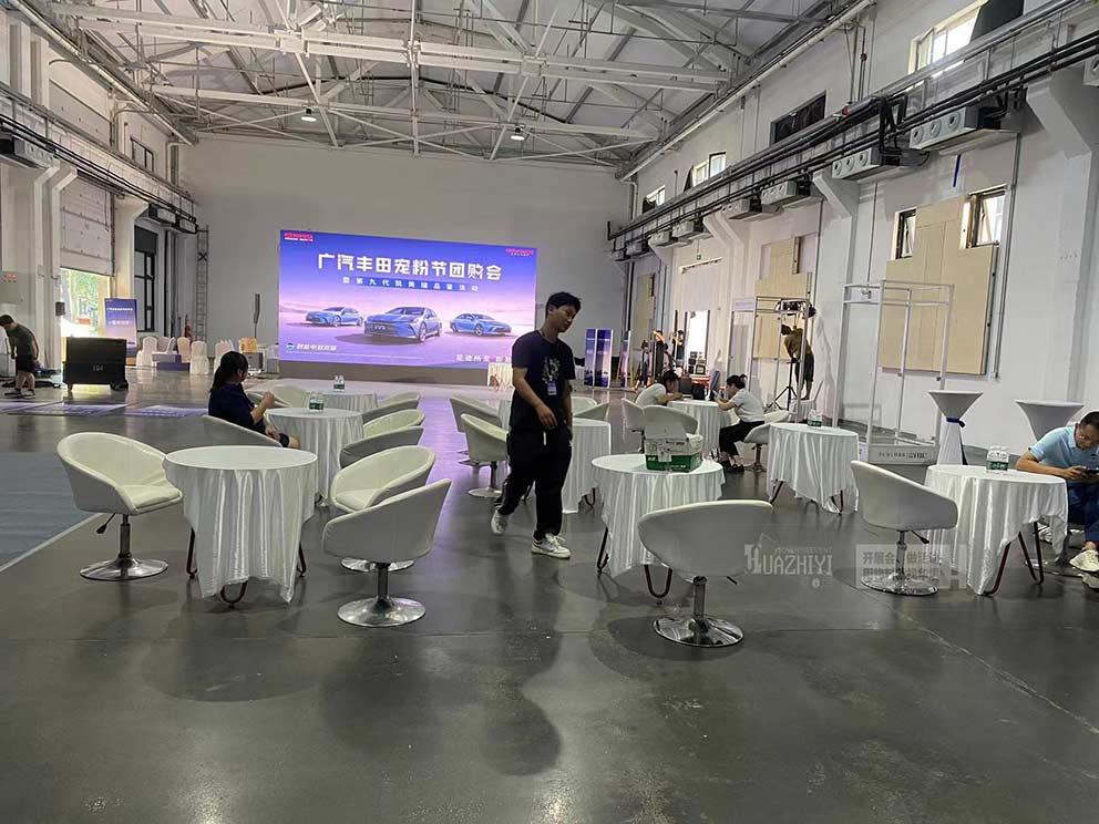 鄭州桌椅出租提供的旋轉(zhuǎn)沙發(fā)椅干干凈凈,十分好看